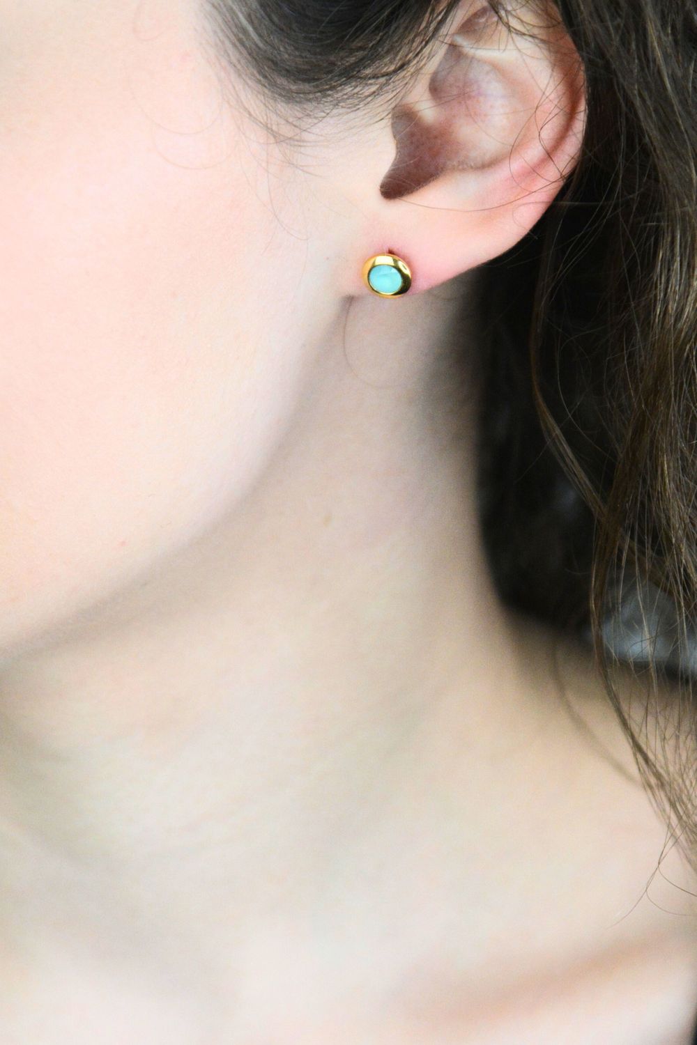 Eleganckie kolczyki damskie Mabel Melano FRIENDS wykonane ze stali szlachetnej pokrytej różowym złotem z turkusową cyrkonią. Okazja na prezent i codzienną elegancję.1.jpg